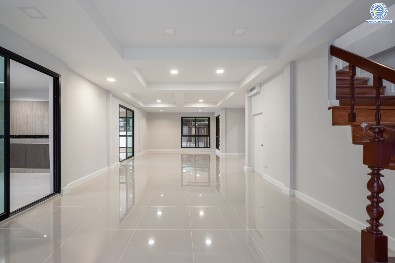 บ้านมือสองตกแต่งใหม่ ม.กฤษดานคร แจ้งวัฒนะ เนื้อที่ 63 ตร.ว. ฟังก์ชันจัดเต็ม 3 ห้องนอน 2 ห้องน้ำ 1 ห้องอเนกประสงค์ จอดรถได้ 2 คัน ดีไซน์ Classic บนทำเลศักยภาพ เชื่อมต่อหลายเส้นทาง ใกล้ทางด่วนแจ้งวัฒนะ, เซ็นทรัลแจ้งวัฒนะ และรถไฟฟ้าสายสีชมพู "สถานีแจ้งวัฒนะ-ปากเกร็ด 28"